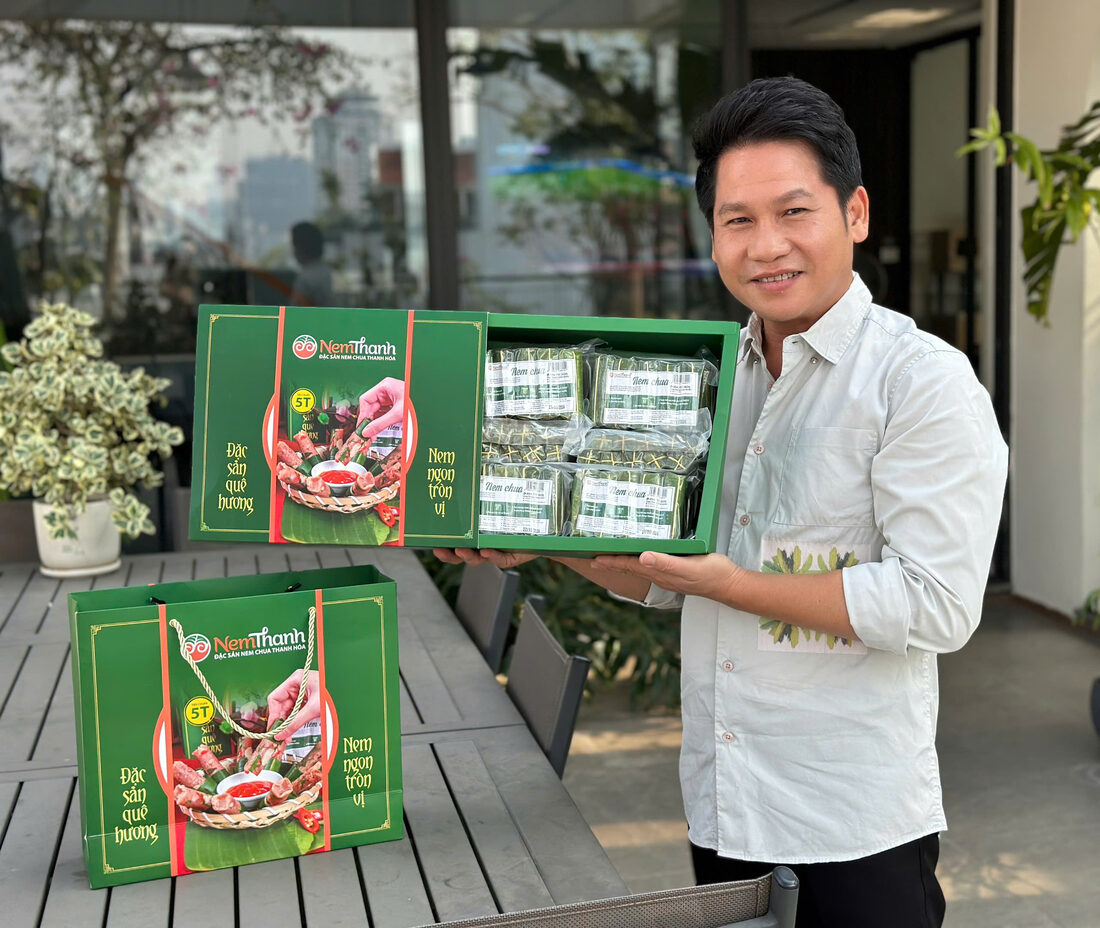 Ca sĩ Trọng Tấn cầm hộp nem NemThanh