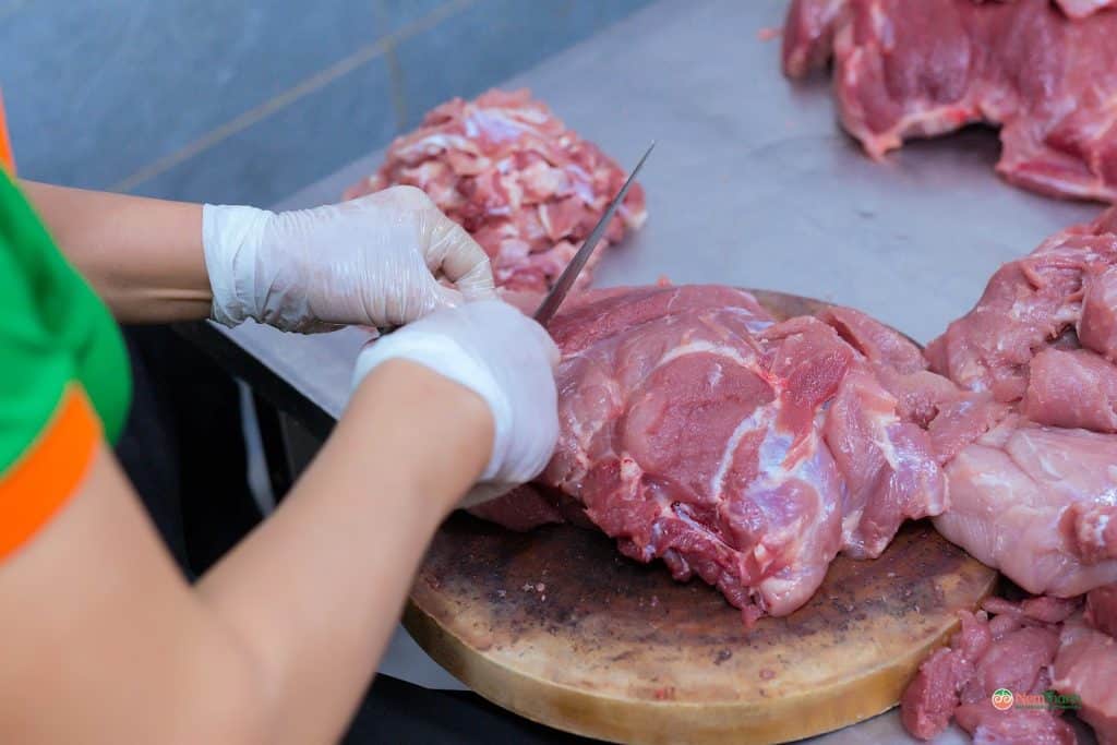 Buổi sáng xưởng nem: công đoạn trộn thính quyết định vị chua | NemThanh
