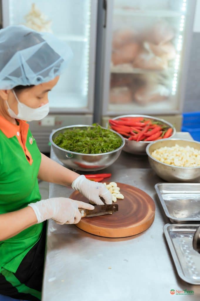 Cách phân biệt nem chua thật và giả theo ông Hùng 27 năm làm nghề | NemThanh