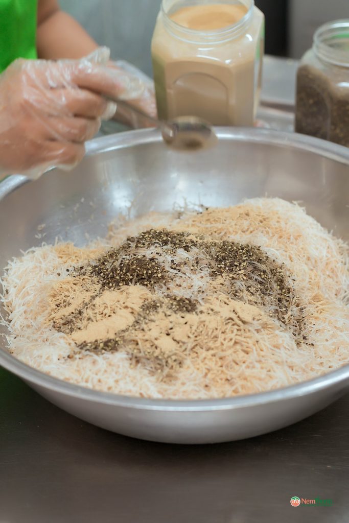 Lên men tự nhiên 48 giờ hay 6 giờ “tốc hành” — nem chua khác nhau chỗ nào | NemThanh
