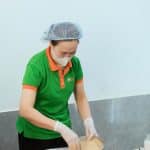 Nghệ nhân Bà Nga trực tiếp gói nem cho khách tham quan