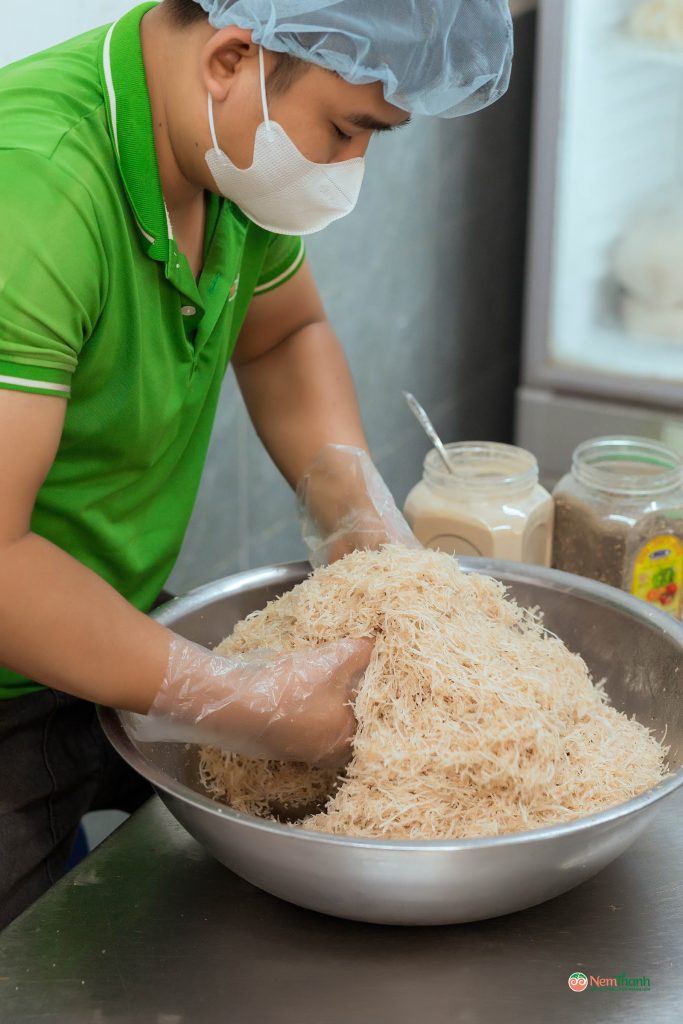 Bà Nga — 40 năm và đôi bàn tay biết nói chuyện nem chua Thanh Hóa
