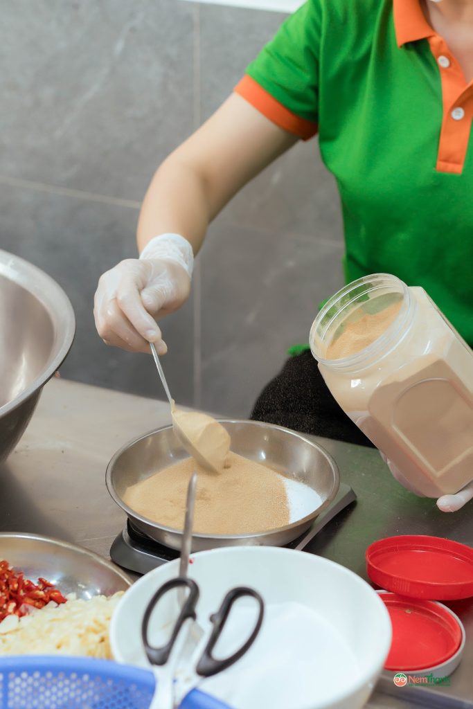 Cách ủ nem chua tại nhà không cần tủ lạnh — đúng nhiệt, đúng vị
