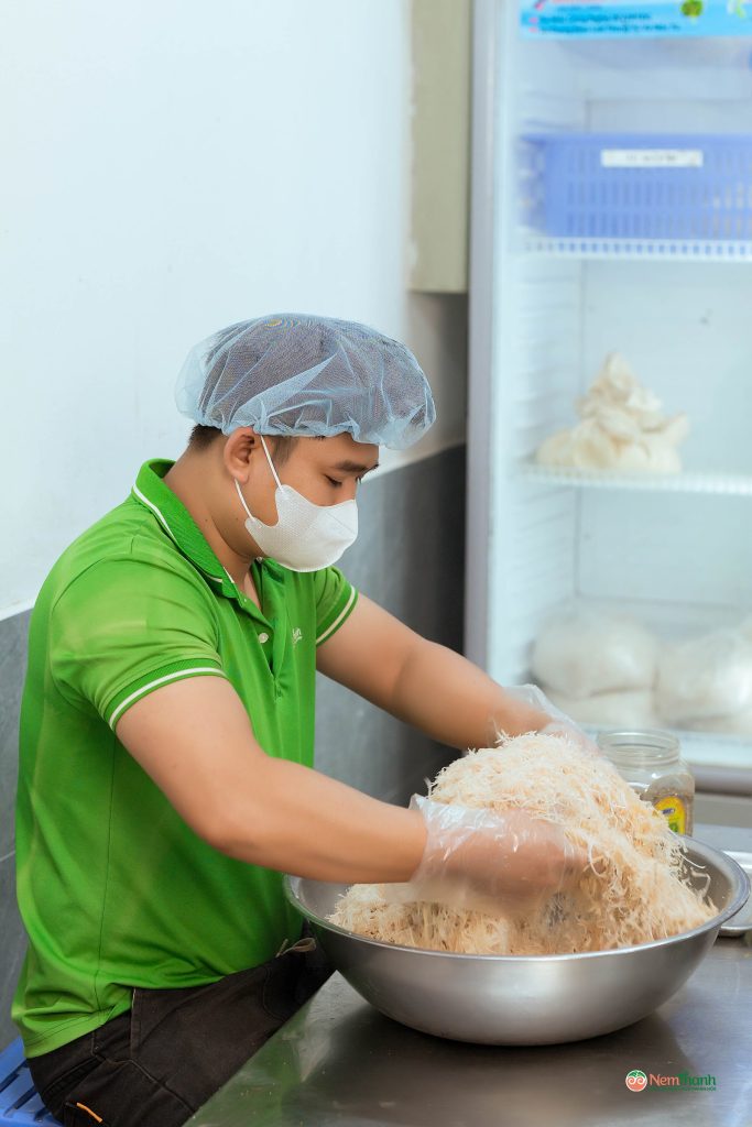 Da heo thái chỉ — bí quyết tạo độ giòn trong nem chua Thanh Hóa
