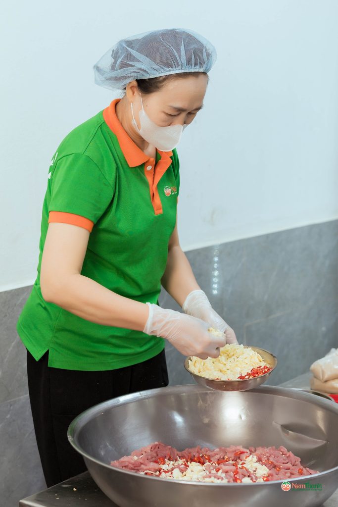 Lá chuối tươi hay khô gói nem chua — vị khác nhau thế nào?