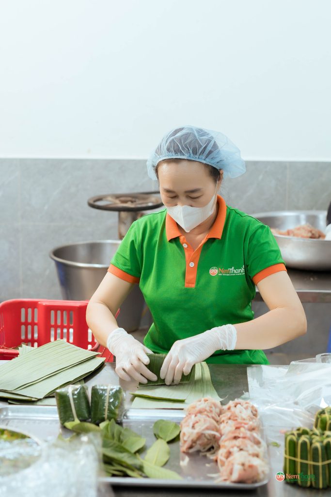 Mua nem chua tặng ba — món quà nhỏ được lòng người khó tính