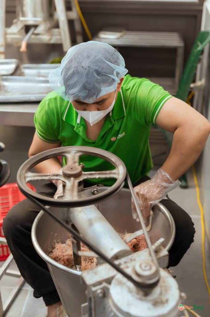 Nem chua gói tay — tại sao không dùng máy vẫn ngon hơn?