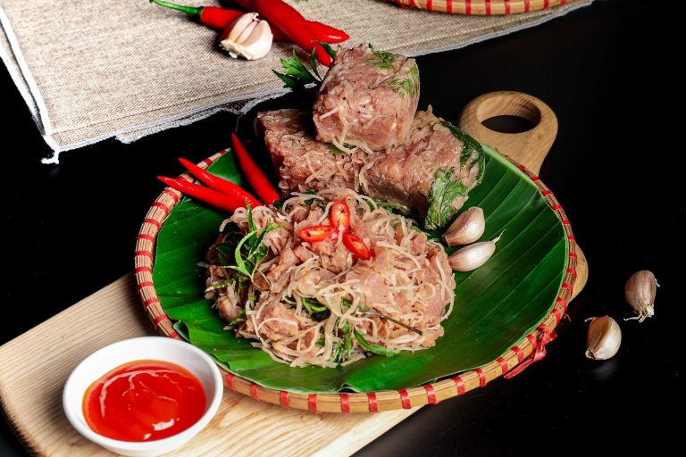 Tro bếp và lửa than — bí quyết nem nướng 20 năm của chú Thành