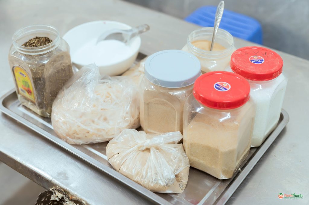 Xưởng nem ông Bình: 4 giờ sáng đã thái thịt, 20 năm không đổi cách làm