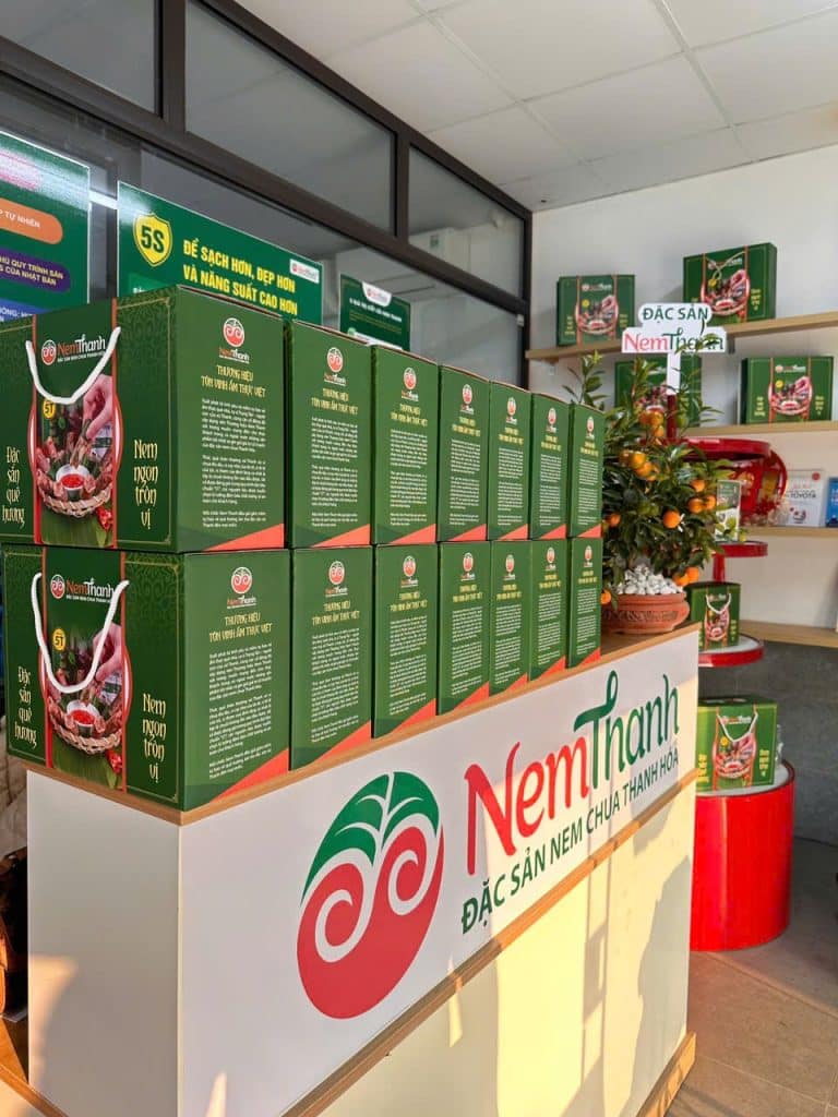 Quầy trưng bày hộp nem chua Thanh Hóa tại xưởng Nem Thanh ở Thanh Hóa