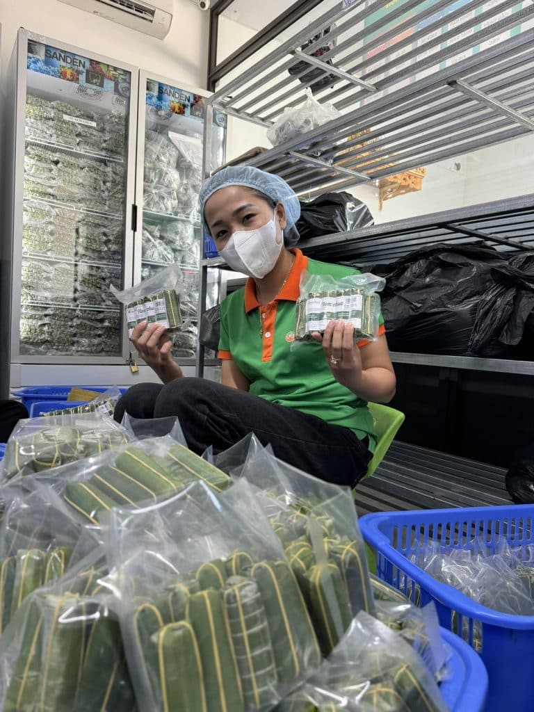 Nem chua để tủ lạnh được bao lâu – nem chua Nem Thanh hút chân không cất trong tủ mát của xưởng
